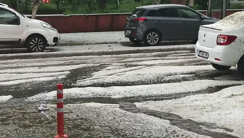 Ardahan'da Aniden Bastıran Dolu Şehirde Büyüleyici Manzaralar Oluşturdu
