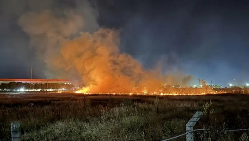 İzmir’de Gece Yarısı Alevler İçinde Kalan Binalar: Yangın Paniği!