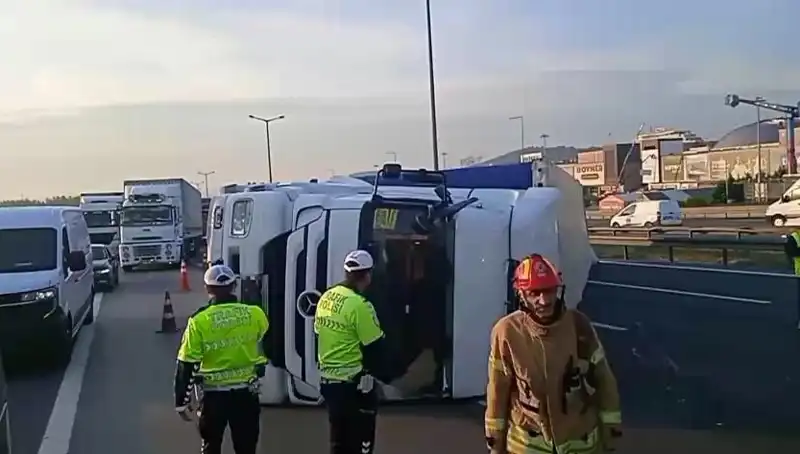 Pendik TEM Otoyolu’nda TIR Devrildi: İstanbul Yönünde Araç Kuyruğu Uzadı