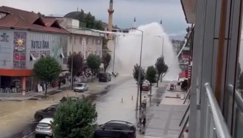 İçme Suyu Hattında Patlama: Şehirde Su Fışkırması Alarm Verdi!