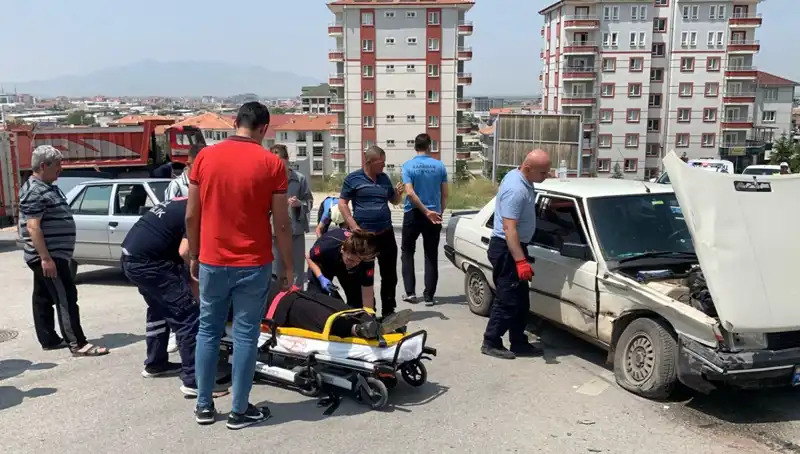 Kavşakta Meydana Gelen Trafik Kazasında İki Kişi Yaralandı