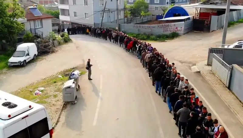 Geleneksel Bayramlaşma Kuyruğu Bursa'da Yine Uzadı: 1 Kilometrelik Görüntü