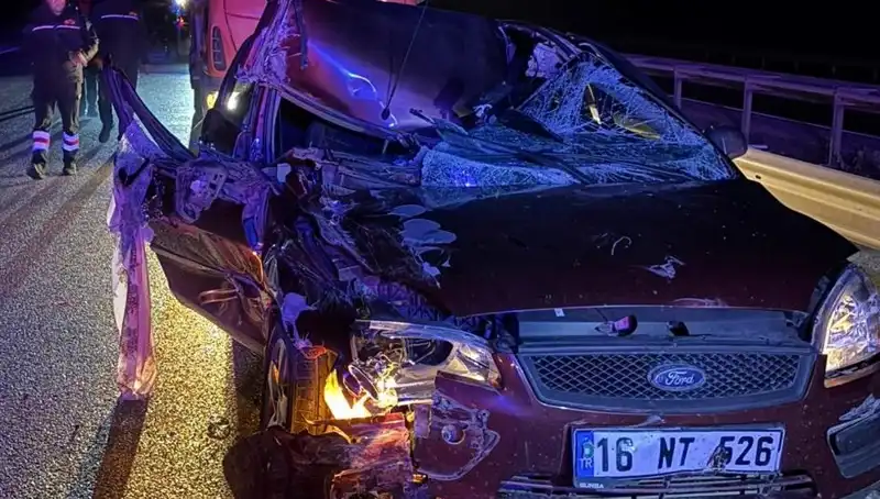Afyonkarahisar’da Tır ve Otomobil Çarpıştı: 4 Yaralı, 1 Kişi Hayatını Kaybetti!