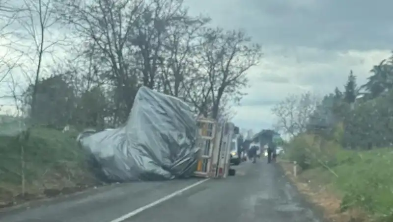 Tekirdağ'da Saman Yüklü TIR Devrildi, Trafik Karıştı