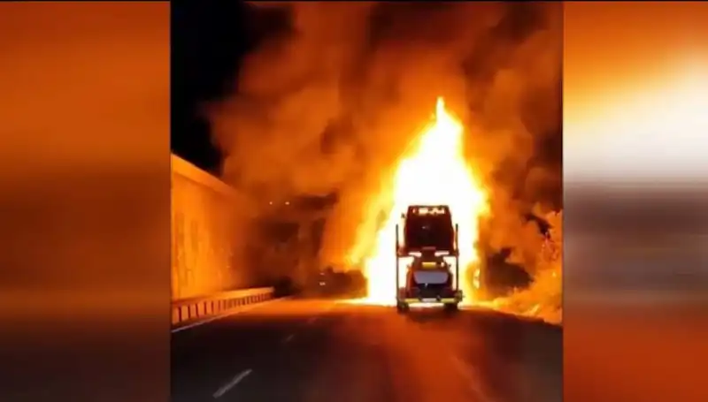 Otomobil Yüklü Tırda Çıkan Yangın: 8 Araç Kül Oldu