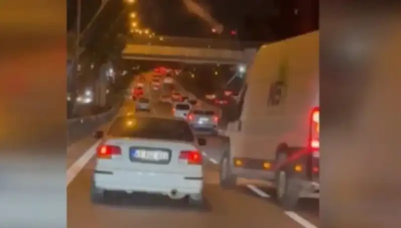 Tuzla'da Makas Terörü: Sürücü Çarpıp Kaçmaya Çalışırken Yakalandı