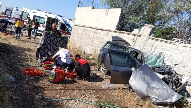 Lastiği Patlayan Otomobil İstinat Duvarına Çarptı: 1 Ölü, 6 Yaralı