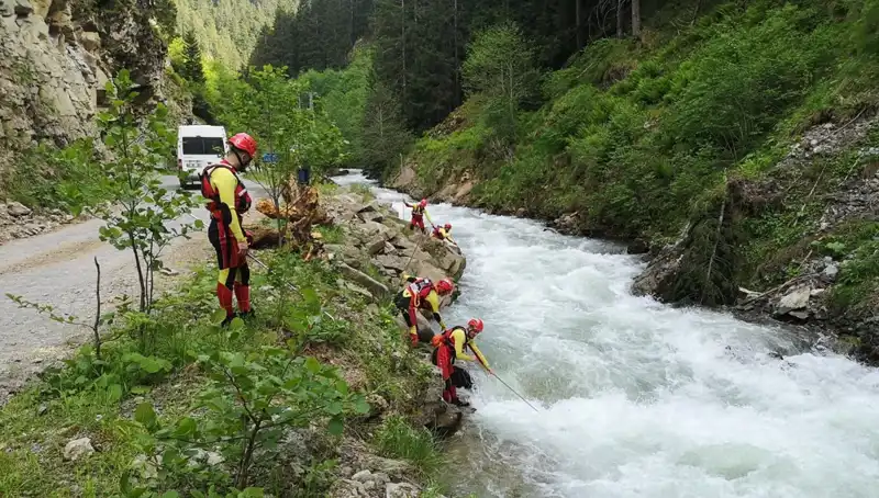 Trabzon'da Dereye Düşen Çocuğun Araması Devam Ediyor: Babası Hakkında Adli Kontrol Kararı