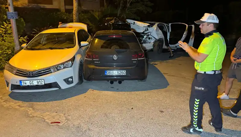 Alkollü Sürücünün Sokağı Birbirine Katması: Üç Araç Kaza Yaptı