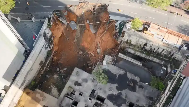 Sarıyer'de Şok Eden Olay! Yol Çökmesi Nedeniyle Cadde Kapandı