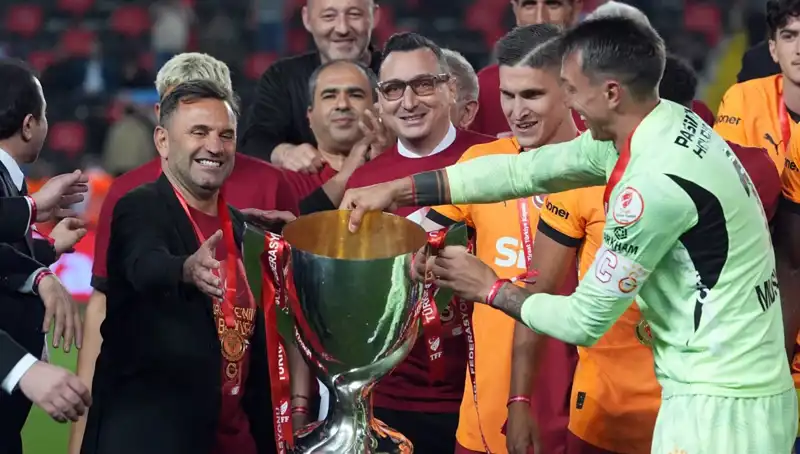 Okan Buruk Galatasaray'daki Gelecek Hedeflerini Samuel Eto'o ile paylaştı!