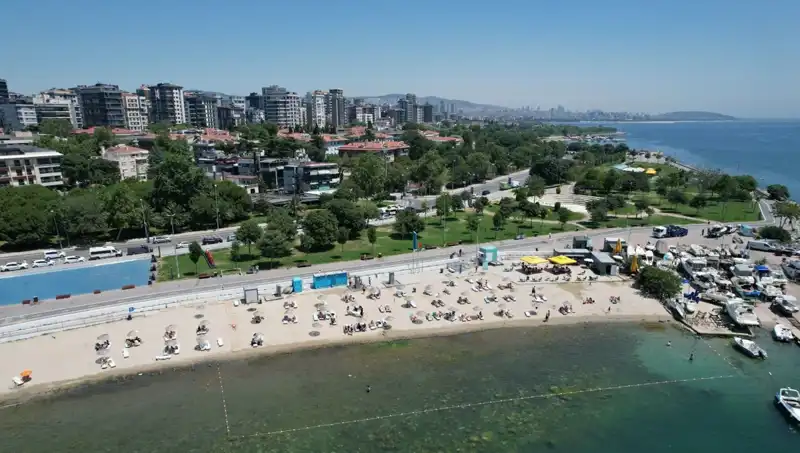 İstanbul’un Sıcakları Caddebostan Sahili’ni Kıskandırdı: Plajda Kalabalık Anlar
