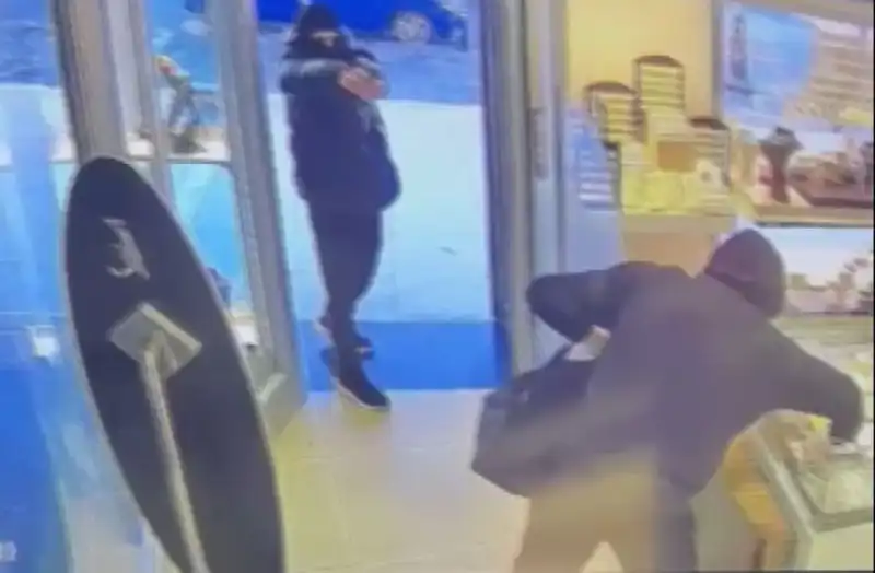 Ümraniye’de Maskeli Soygun Girişimi: Güvenlik Kameraları Olayı Kaydetti