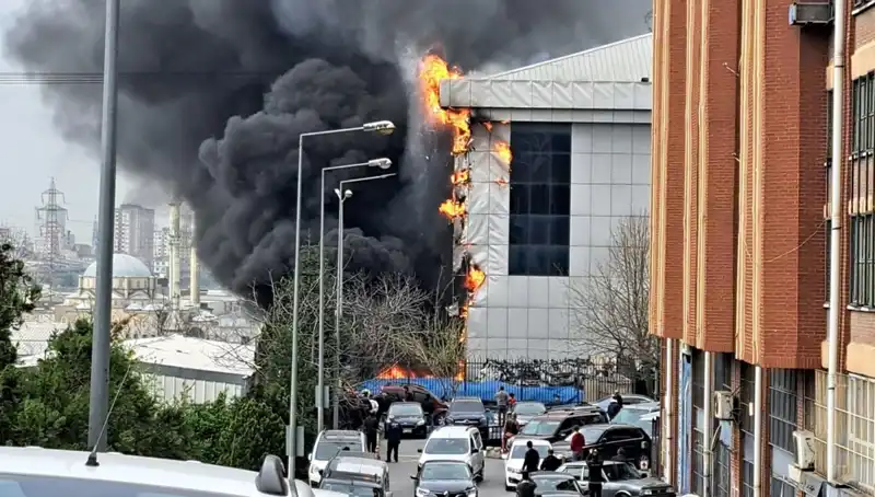 Başakşehir’de Sanayi Sitesinde Büyük Yangın: Ekipler Hızla Olay Yerine Sevk Edildi