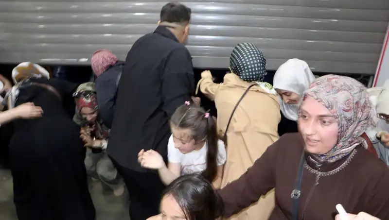 Alışveriş Merkezinde Yüzde 50 İndirim Fırtınası, Müşteriler Işık Hızıyla Akın Etti!