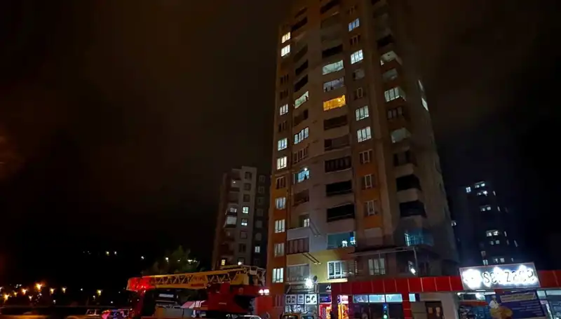 Yıldırım, Apartmanın Çatısına Düşerek Korku Dolu Anlar Yarattı