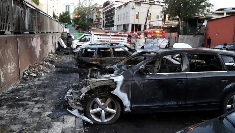 Sanayi Bölgesinde Korkutucu Yangın: Tamir Bekleyen Araçlar Alev Alev Yandı