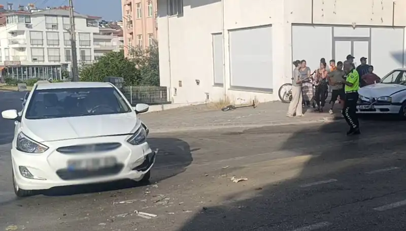 Antalya’da Korkutan Trafik Kazası: İki Otomobil Çarpıştı