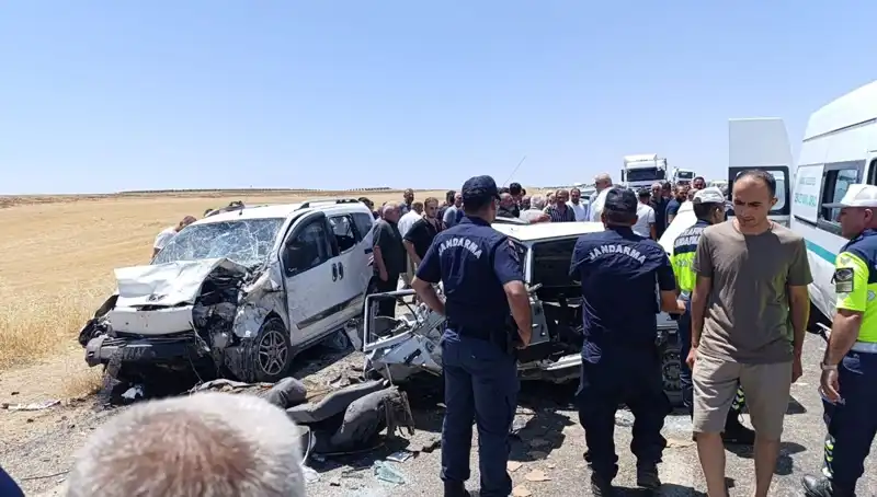Otomobil ile Hafif Ticari Araç Çarpıştı: 4 Kişinin Hayatı Kayıp, 1 Yaralı