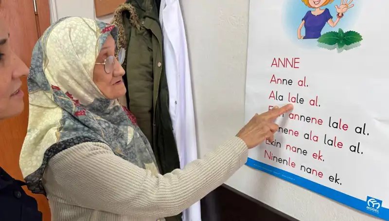Çocukluğunda Eğitime Erişimi Olmayan Ayşe Teyze, 65 Yaşında Okuma Yazma Öğreniyor!