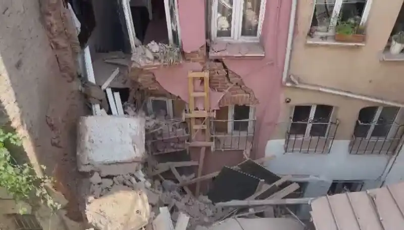 İstanbul'da Korkutan Olay: Üç Katlı Binanın Balkonu Çöktü