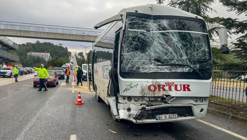 Uşak'ta İki İşçi Servisi Çarpıştı: Yaralılar Hastaneye Kaldırıldı