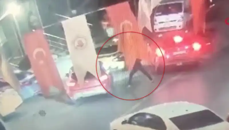 Kağıthane'de Sokak Ortasında Cinayet: Genç Otomobilde Kurşunların Hedefi Oldu