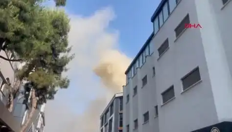 İstanbul'daki 4 Katlı İş Merkezinde Yangın: İtfaiye Ekipleri Olayda Müdahale Ediyor