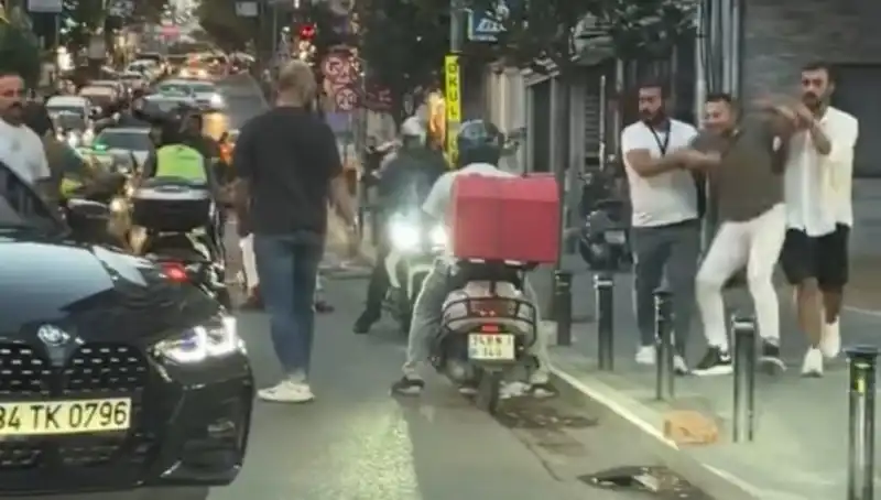 Nişantaşı'nda Yol Verme Kavgası: Kadına Sopayla Saldırı Şok Etti