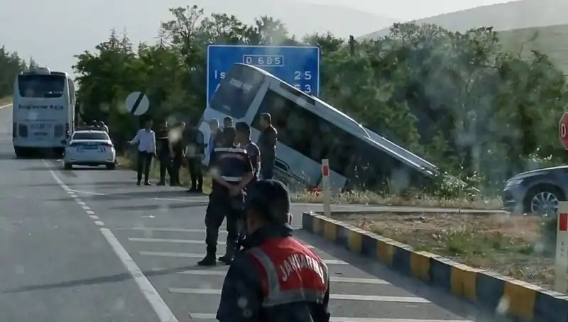 Isparta’da Feci Kaza: Tur Otobüsü Yolcu Otobüsüyle Çarpıştı, Yaralılar Var!