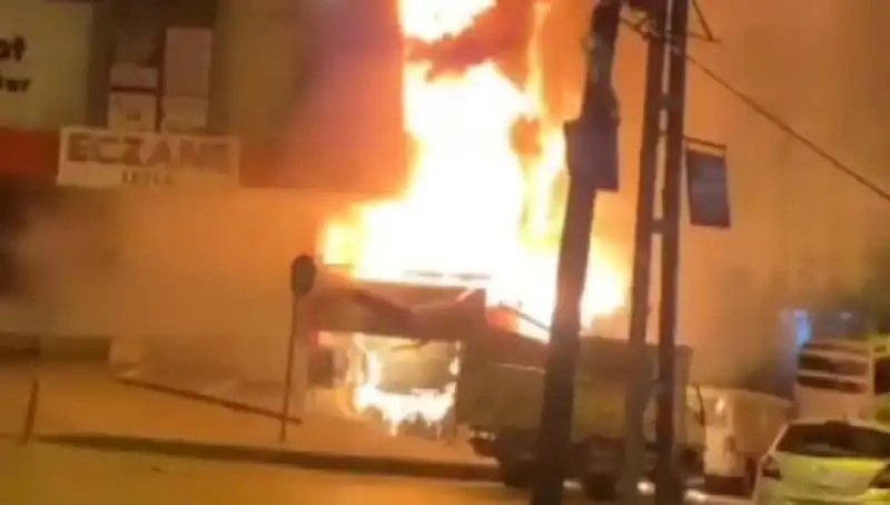 Başakşehir'de Yangın Korkuttu: İş Merkezinde Panik Anları!
