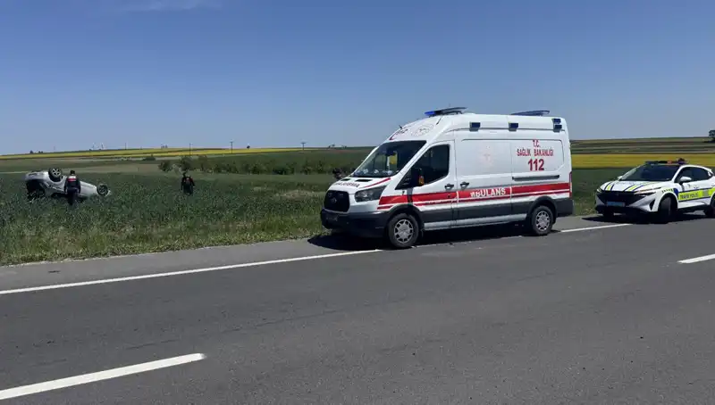 Edirne'de Devrilen Otomobil Kazasında Yaralılar: Sürücü ve Eşi Hastaneye Kaldırıldı