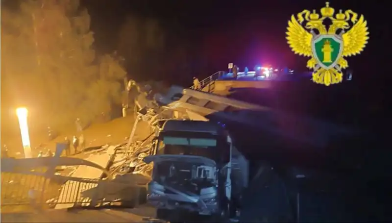 Rusya’da Şok Edici Olay: Köprü Tren Üzerine Çöktü, Can Kaybı ve Yaralılar Var