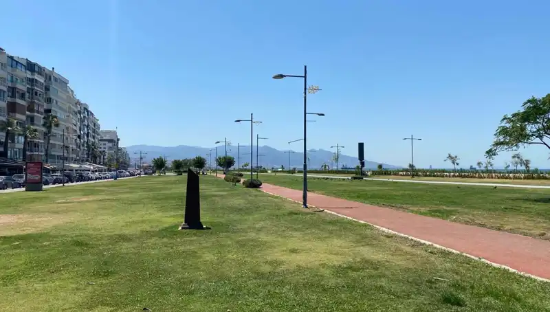 İzmir'de Sıcaklık Rekoru Kırıldı, Kordon Boş Kaldı: Yaz Geldi!