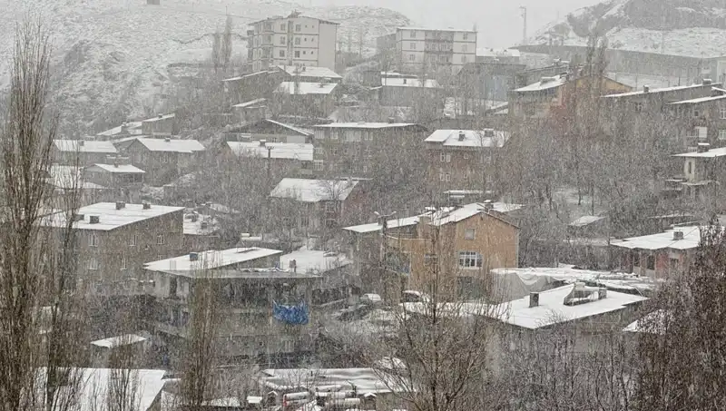 Hakkari'de Nisan Ayında Beklenmedik Kar Yağışı Şaşırttı