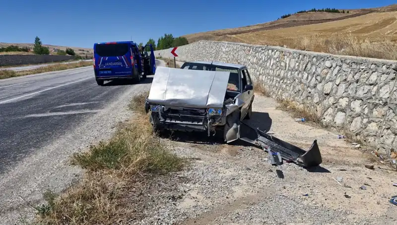 Kontrolden Çıkan Otomobilin Yerle Bir Olduğu Kaza: 2 Yaralı