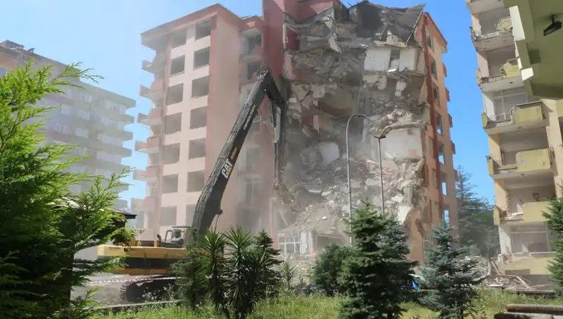 Dalgalar Neden Oldu, İki Bina Yıkılmak Zorunda Kaldı!